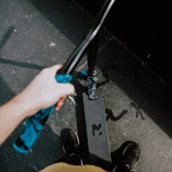 ROOT Type R Noir / Bleu / Blanc Trottinette Freestyle -Magasin De Skate De Qualité root type r noir bleu blanc trottinette freestyle 4