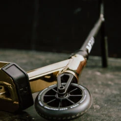 Trotinette Freestyle ROOT Type R Gold Rush 22 Trotinette Freestyle ROOT Type R Gold Rush -Magasin De Skate De Qualité trotinette freestyle root type r gold rush 8